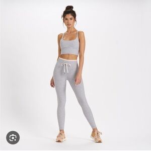 Vuori Vibe Elevation 7/8 Leggings in Heather Gray